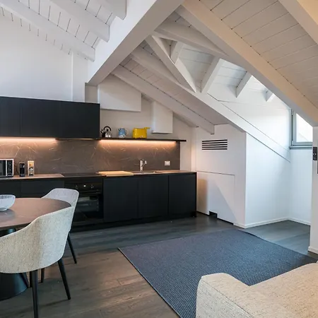 Palazzo La Cortesella - Modern Design & Location شقة كومو