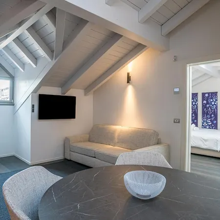 Palazzo La Cortesella - Modern Design & Location شقة *