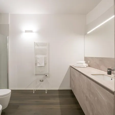 Palazzo La Cortesella - Modern Design & Location شقة