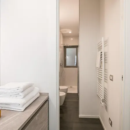 Palazzo La Cortesella - Modern Design & Location شقة كومو