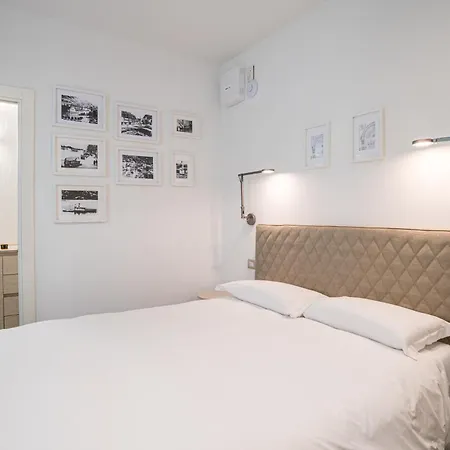 Palazzo La Cortesella - Modern Design & Location شقة