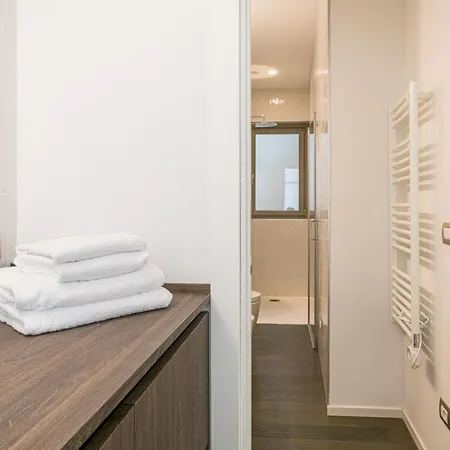 Apartment Palazzo La Cortesella - Modern Design & Location