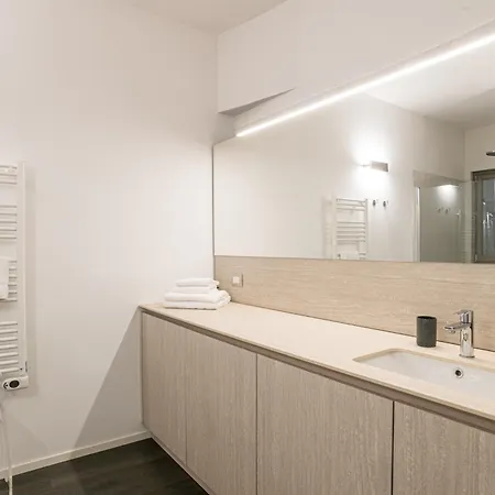 Apartment Palazzo La Cortesella - Modern Design & Location